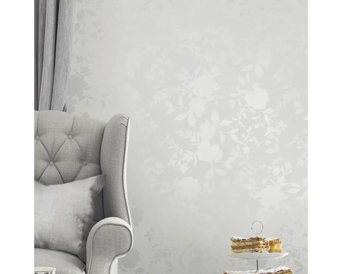 Scène avec chaise, rideau, gâteau et papier peint à motifs floraux pour une ambiance claire et organisée