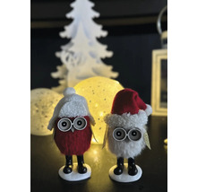 Figurines décoratives de hiboux avec bonnets d''hiver et grands yeux comme décoration de fête.