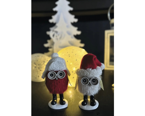 Dekorative Eulenfiguren mit Wintermützen und großen Augen als festliche Dekoration.