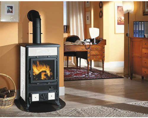 Poêle à bois dans un salon avec bureau et commode