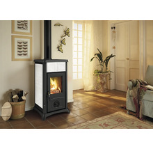 Salon avec poêle à bois, bois et décoration