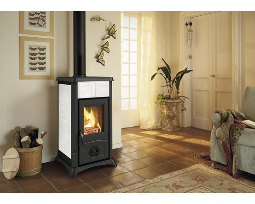 Salon avec poêle à bois, bois et décoration