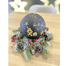 Arrangement décoratif avec une boule de Noël, des branches de sapin et des pommes de pin sur une table