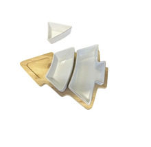 Servierschalen-Set aus Porzellan auf Holztablett