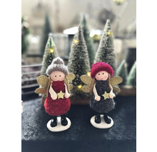 Deux figurines d''anges de Noël avec des bonnets et des étoiles dans un décor de Noël