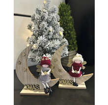 Scène décorative avec deux lunes en bois, des figurines de Noël et des sapins de Noël