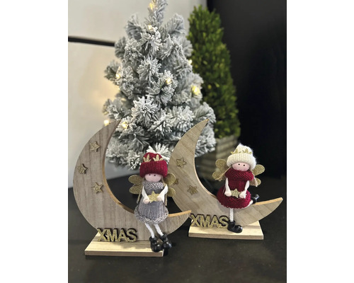 Dekorative Szene mit zwei Holzmonden, Weihnachtsfiguren und Weihnachtsbäumen