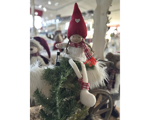 Dekorative Stoffpuppe mit Mütze und Schal als Weihnachtsdekoration