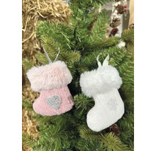 Deux chaussettes à suspendre comme décoration de sapin de Noël sur un sapin de Noël.