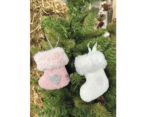 Deux chaussettes à suspendre comme décoration de sapin de Noël sur un sapin de Noël.