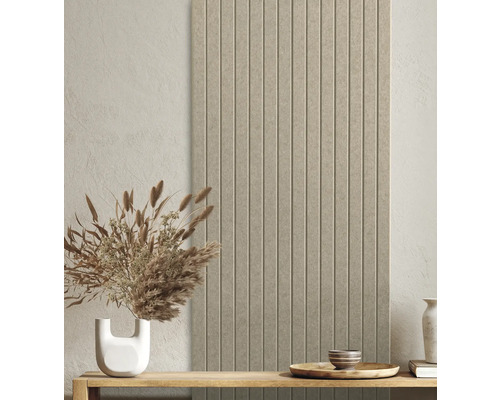 Akustikpaneel Slope Dune mit PET-Filz beige 120 x 60 cm Innenraum mit geriffelter Wandverkleidung und dekorativen Elementen auf einem Regal