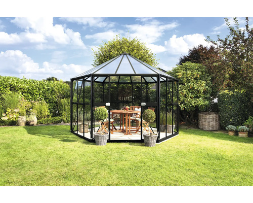 Gartenpavillon mit Tisch und Stühlen im Garten