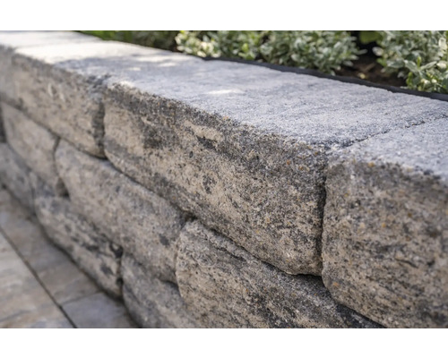 Muret en pierre naturelle fait de pierres grises