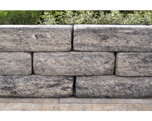 Mur en blocs de béton avec parterre