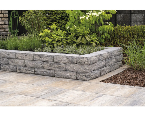 Muret de jardin en pierres avec plantations et dalles de sol