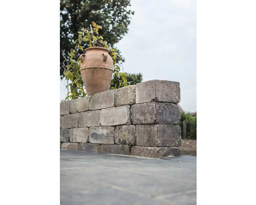 Mur de jardin en maçonnerie avec jardinière en céramique