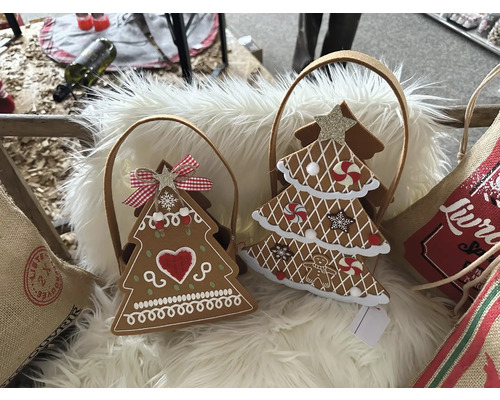 Deux sapins de Noël décoratifs en pain d''épices dans des paniers sur un fond moelleux.