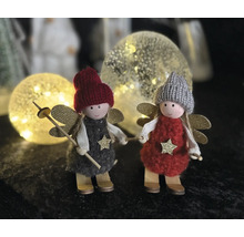 Dekorative Engel aus Holz mit Strickmützen und goldenen Flügeln