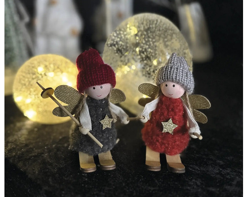 Dekorative Engel aus Holz mit Strickmützen und goldenen Flügeln