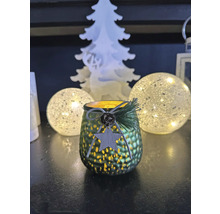 Dekorative Kerze mit Stern und Tannenzweig für festliche Stimmung