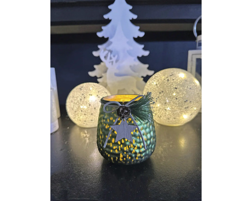 Dekorative Kerze mit Stern und Tannenzweig für festliche Stimmung