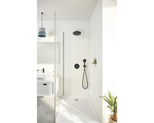 Salle de bains lumineuse avec douche, robinetterie et lavabo