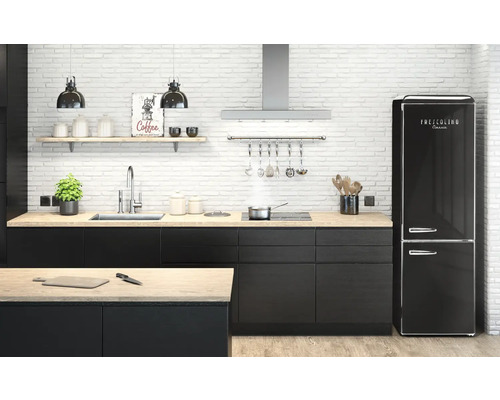 Moderne Küche mit Küchenschränken, Spüle, Kochfeld, Dunstabzugshaube und Kühlschrank