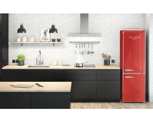 Helle Küche mit dunklen Unterschränken, hellem Holzboden und rotem Kühlgerät im Retrodesign.