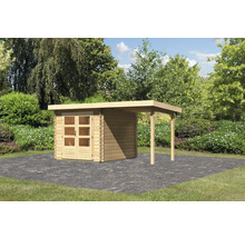 Holzgartenhaus mit überdachter Terrasse auf gepflastertem Untergrund vor grüner Gartenlandschaft.