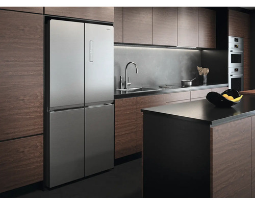 Cuisine moderne avec grand réfrigérateur argenté