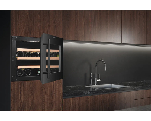 Eingebauter Weinkühlschrank neben einem Spülbecken in einer modernen Küche