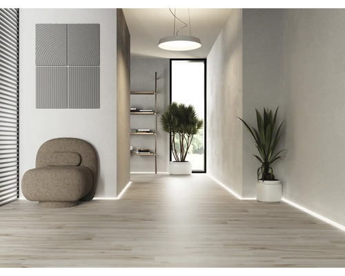 Couloir lumineux avec fauteuils, panneaux muraux et plantes