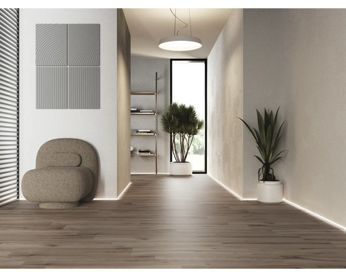 Intérieur lumineux avec panneaux acoustiques, fauteuil et plantes en pot sur plancher en bois.