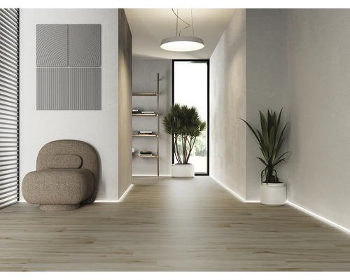 Heller Flur mit Sitzgelegenheit, Akustikpaneelen an der Wand und Zimmerpflanzen