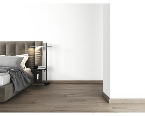 Chambre à coucher avec lit, table de chevet et lampadaire