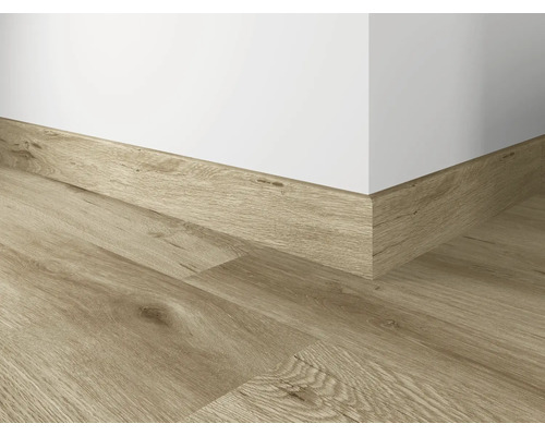 Plancher en bois avec plinthe assortie contre un mur