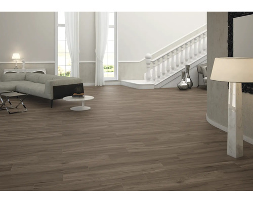 Salon spacieux avec carrelage imitation bois, escalier et coin salon