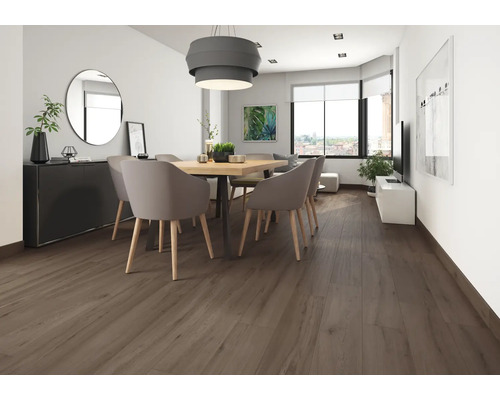 Salle à manger lumineuse avec parquet, table et chaises