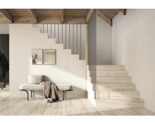 Pièce lumineuse avec escalier, banc, décoration et plafond à poutres apparentes