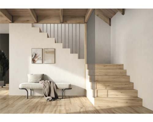 Pièce lumineuse avec escalier en bois, banc et peintures murales