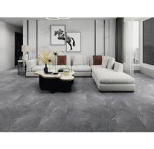 Wohnzimmer mit grauen Bodenfliesen in Marmoroptik, weissem Sofa und modernem Couchtisch