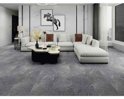 Wohnzimmer mit grauen Bodenfliesen in Marmoroptik, weissem Sofa und modernem Couchtisch