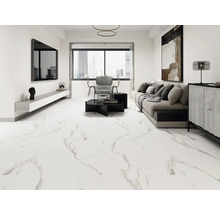 Heller Wohnraum mit Fliesen in Marmoroptik, Sofa und Fernseher