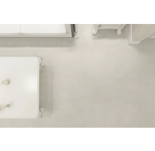 Helle Inneneinrichtung mit Tisch, Stühlen und Sofa von oben