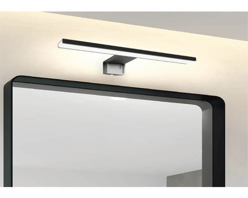 Salle de bains avec miroir et lampe LED