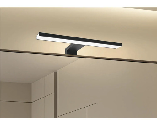 Salle de bain avec miroir et applique