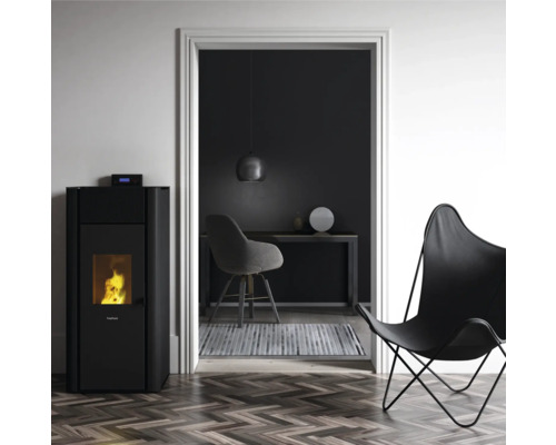 Salon avec poêle à granulés, chaise et bureau