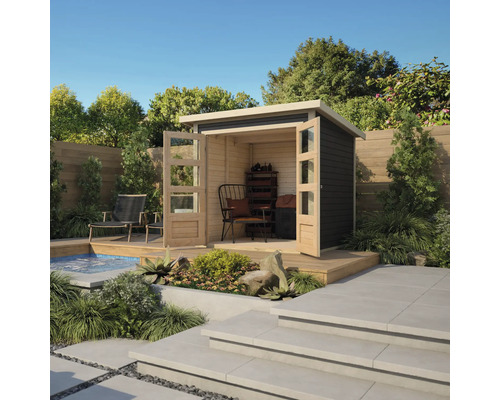 Scène de jardin avec abri de jardin, terrasse en bois et escalier