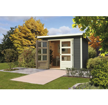 Abri de jardin avec portes doubles ouvertes dans le jardin