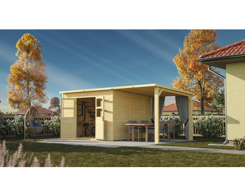 Abri de jardin en bois avec porte ouverte et auvent latéral avec rideaux, table et chaises dans le jardin.